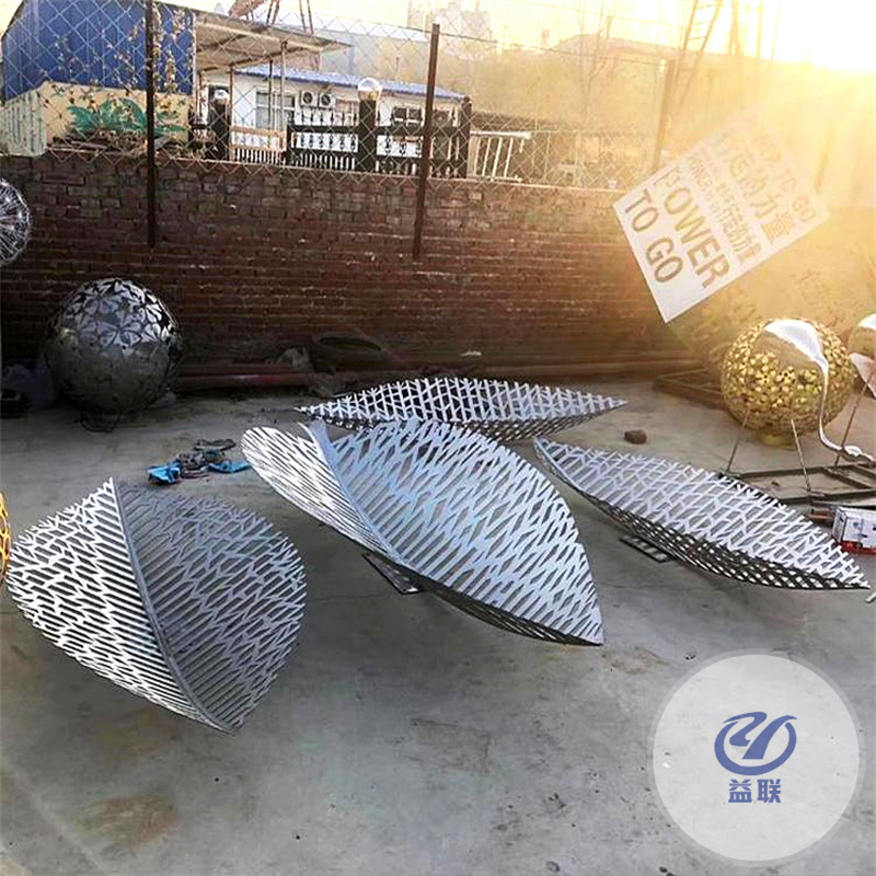 售樓中心景觀裝飾不銹鋼鯤雕塑抽象鏡面鏤空發(fā)光動物金屬雕塑擺件